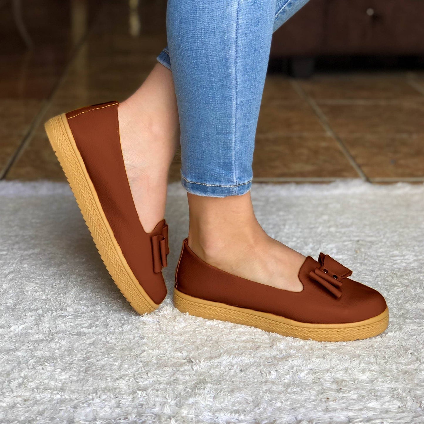 Zapato Cerrado Con Un Chongo Enfrente Suela Beige Cafe / 35 Normal Zapatos Bajitos