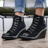 Wedge Sneaker Brooklyn: Diseño Acolchado & Tacón Oculto