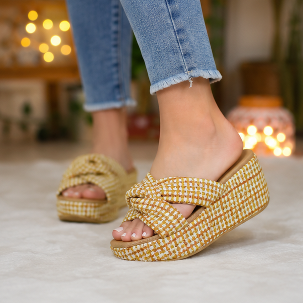 Original y único estilo. Exclusivo de Nova Shoes. Elaborada en tela típica. Zapato de plataforma