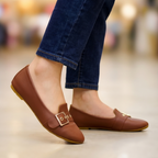 Elegancia Casual Diaria: Zapatillas Versátiles con Detalle Metálico