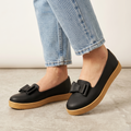 Zapato cerrado con un chongo enfrente, suela beige