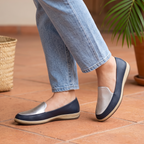 Comodidad en Dos Tonos Metalicos: El Mocasín Imprescindible