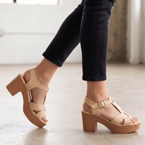 Bellos tacones hechos cuerina, con suela beige