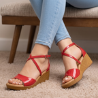 Sandalias Elegantes de Cuña con Tiras Cruzadas y Acabado Charol