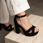 Hecho de gamuza. Hermosos zapatos altos