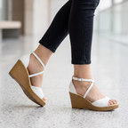 Sandalias Elegantes de Cuña con Tiras Cruzadas y Acabado Charol