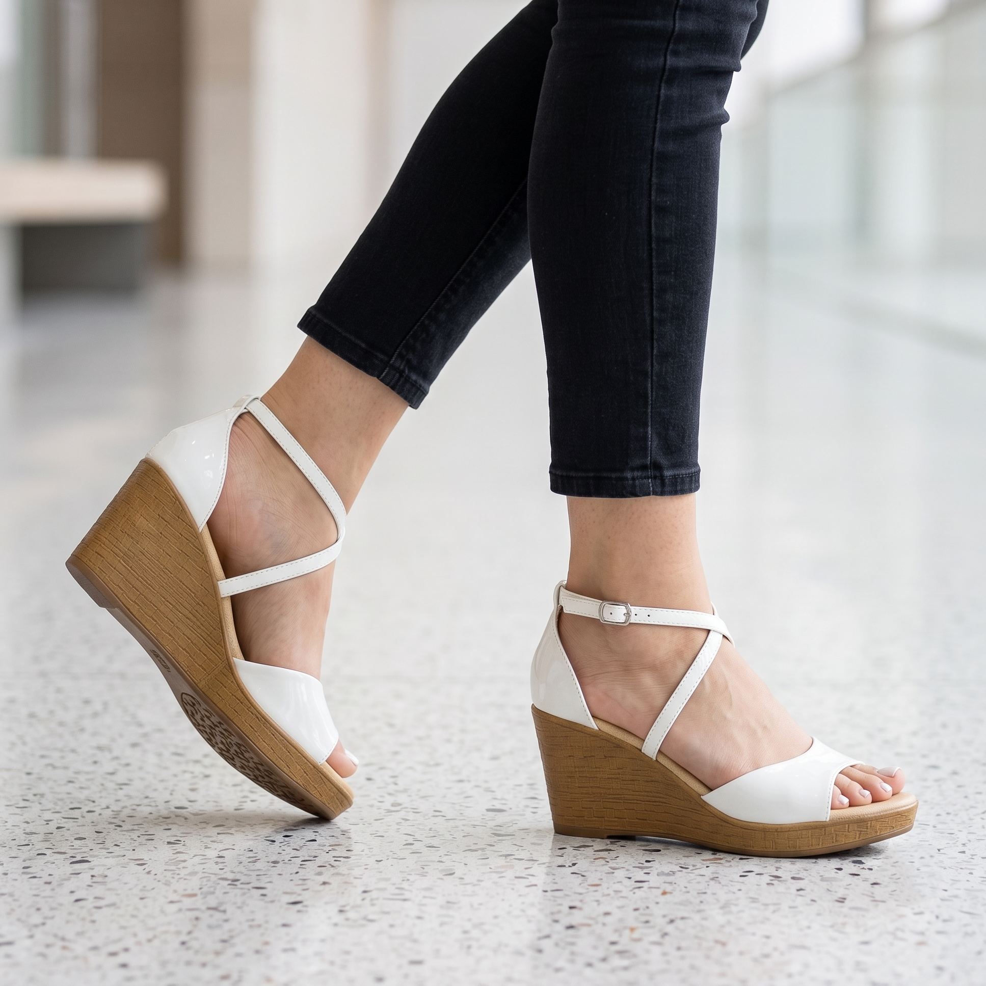 Sandalias Elegantes de Cuña con Tiras Cruzadas y Acabado Charol