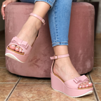 Lindas sandalias de plataforma con un chongo