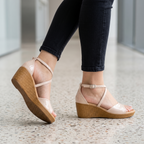 Sandalias Elegantes de Cuña con Tiras Cruzadas y Acabado Charol