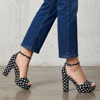 Zapato con patron de puntos, estilo femenino y discreto