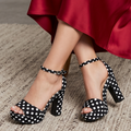 Zapato con patron de puntos, estilo femenino y discreto