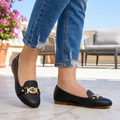 Zapatos Cerrados con Toque Brillante: Elegancia Clásica en Cada Paso
