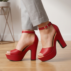 Zapato alto, tacón cuadrado. Con faja abierta, semicircular en la parte de enfrente