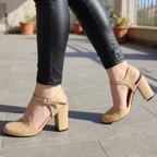 Zapatos cerrados de enfrente y descubierto de los costados