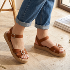 Sandalias bajas con faja cruzada delantera, decorado con una hebilla frontal