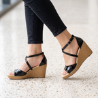 Sandalias Elegantes de Cuña con Tiras Cruzadas y Acabado Charol