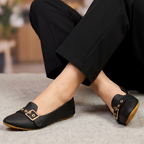Elegancia Casual Diaria: Zapatillas Versátiles con Detalle Metálico