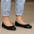 Comodidad y Estilo: Zapatilla tipo Flats con un Chongo llamativo. Fusion de gamuza y charol monotono