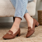 Zapatos de Tacón Bajo con Detalle Metálico. Hechos de cuerina