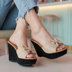 Zapato de gamuza con un chongo