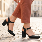 Zapatos cerrados de enfrente y descubierto de los costados