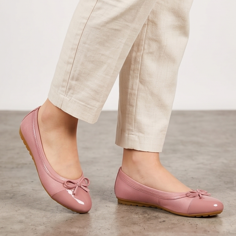 Comodidad y Estilo: Zapatilla tipo Flats con un Chongo llamativo. Fusion de gamuza y charol monotono