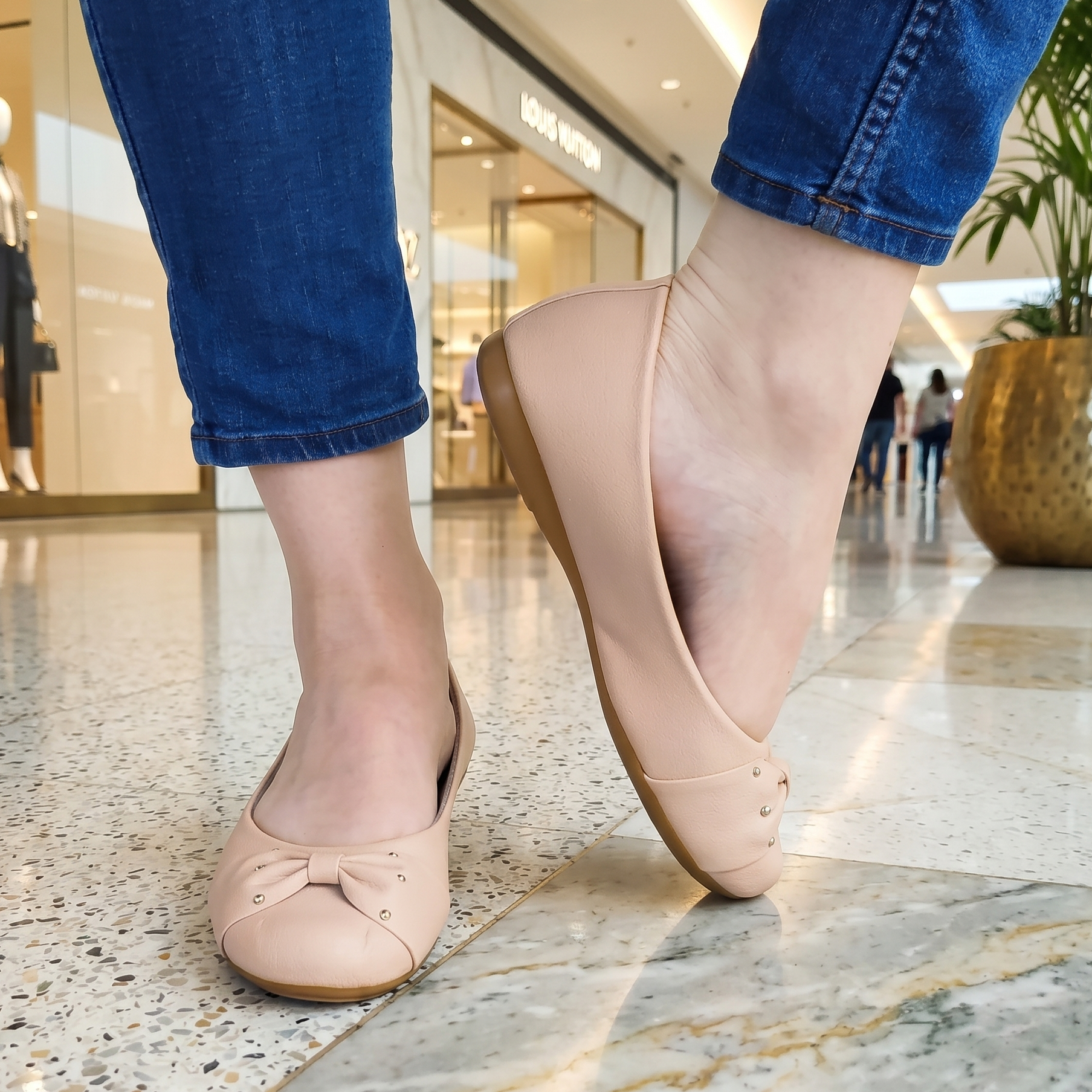 Zapato bajito, cerrado, flats, con un chongo decorativo