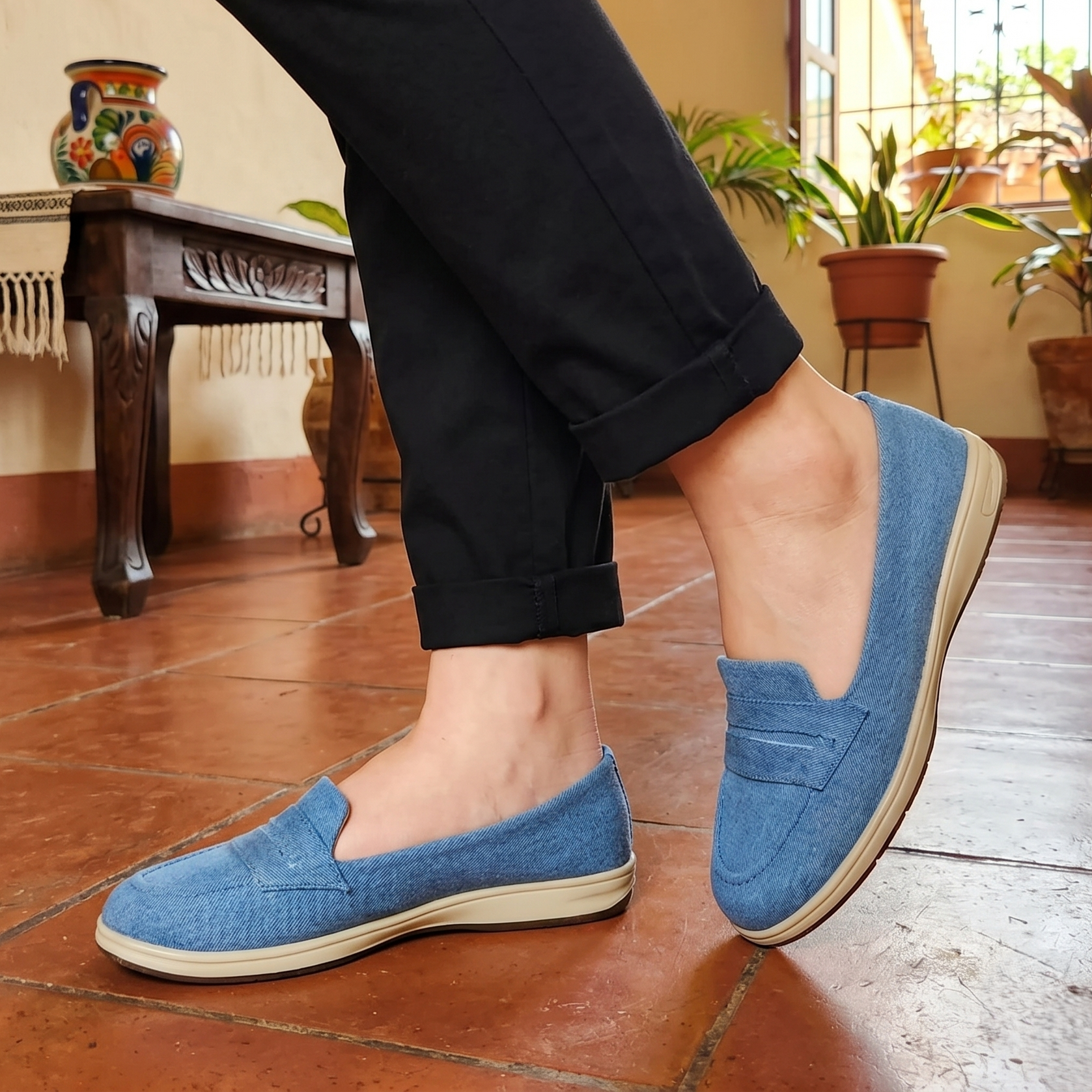Mocasin hecho con tela de jean, dos tonalidades