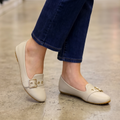 Elegancia Casual Diaria: Zapatillas Versátiles con Detalle Metálico