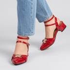 Encanto y Confort: Zapatos de Charol en Tacón Bajo y Diseño Sofisticado