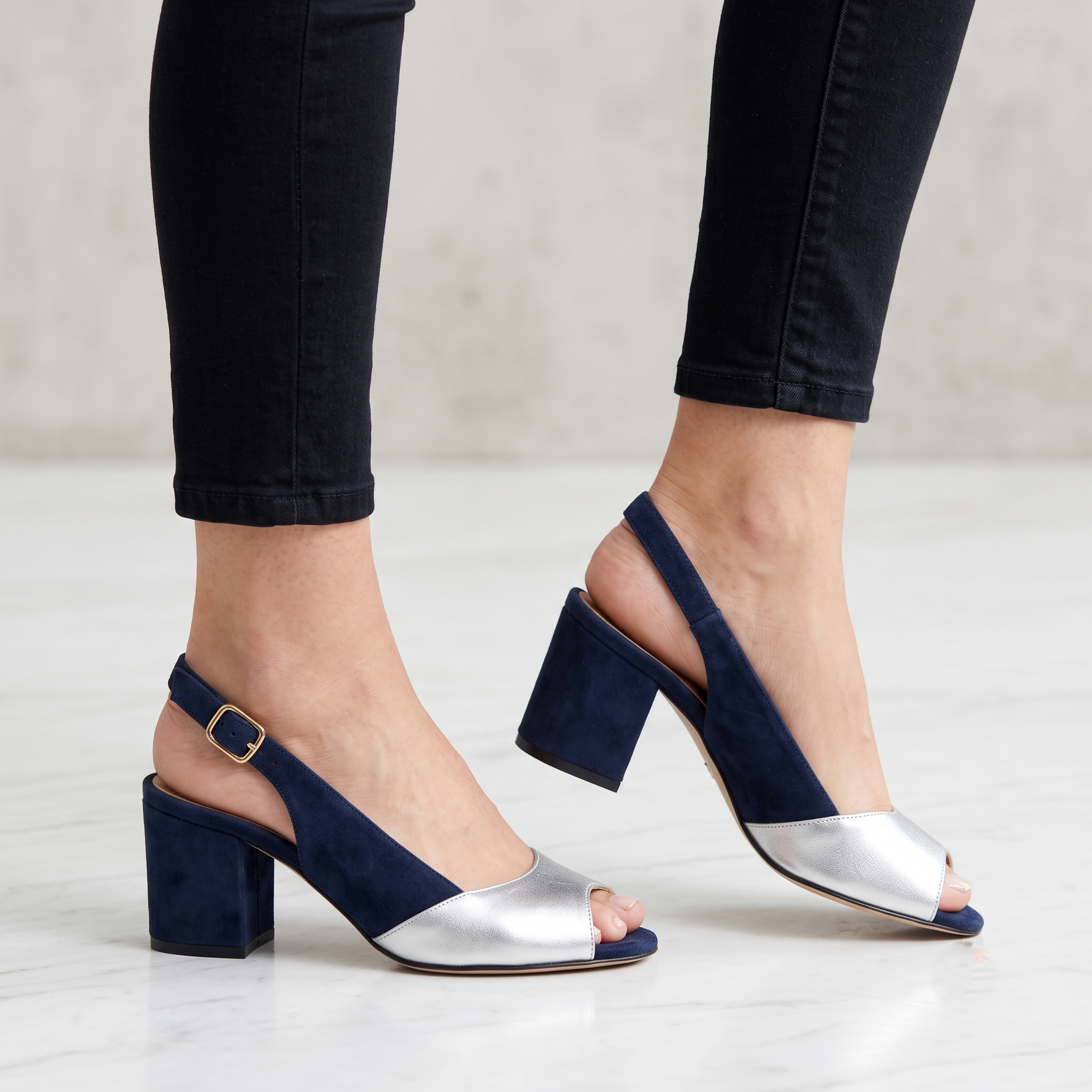 Sandalia Slingback "Aura" en Gamuza Azul Noche