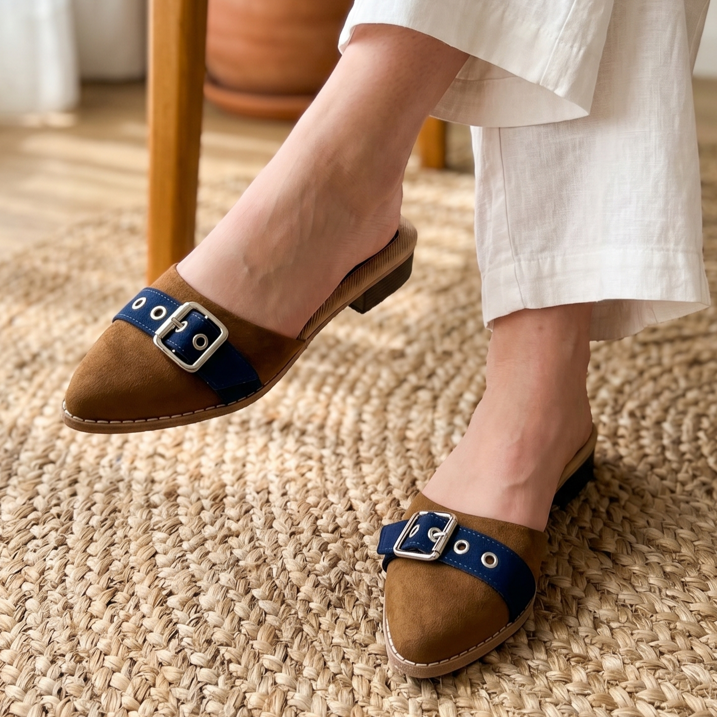 Zapato de gamuza en colores combinados con azul. Sandalia de meter