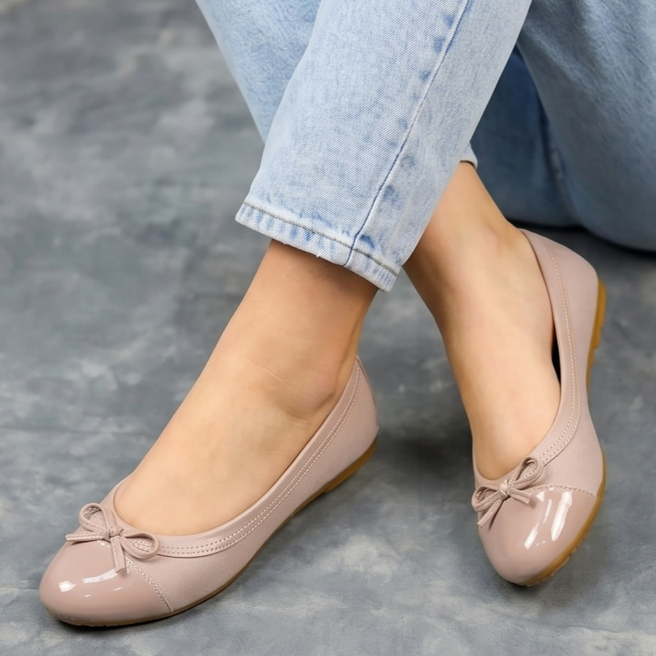 Comodidad y Estilo: Zapatilla tipo Flats con un Chongo llamativo. Fusion de gamuza y charol monotono