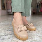 Zapato cerrado con un chongo enfrente, suela beige