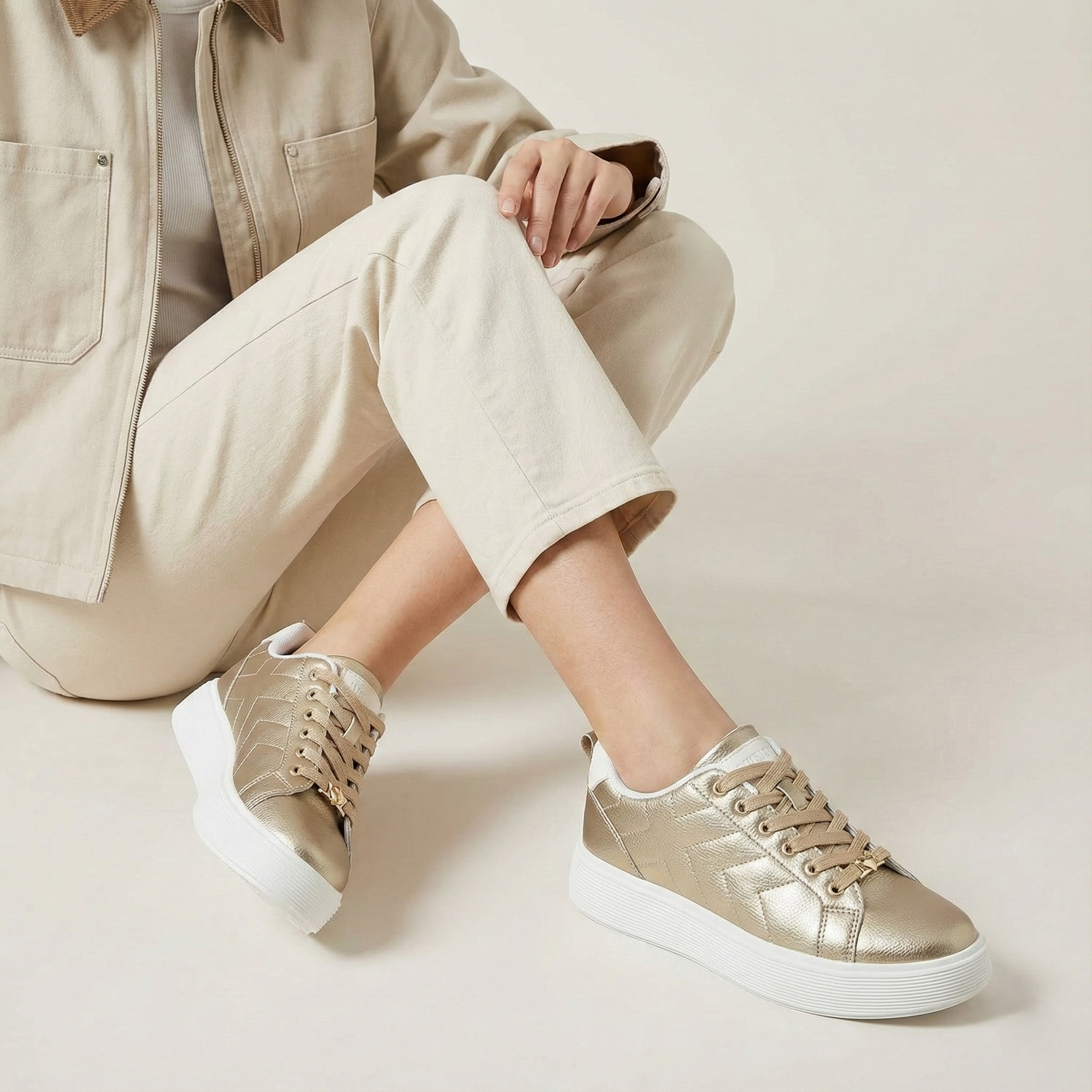 Sneaker Galaxy: Plataforma Chunky & Acabado Metálico