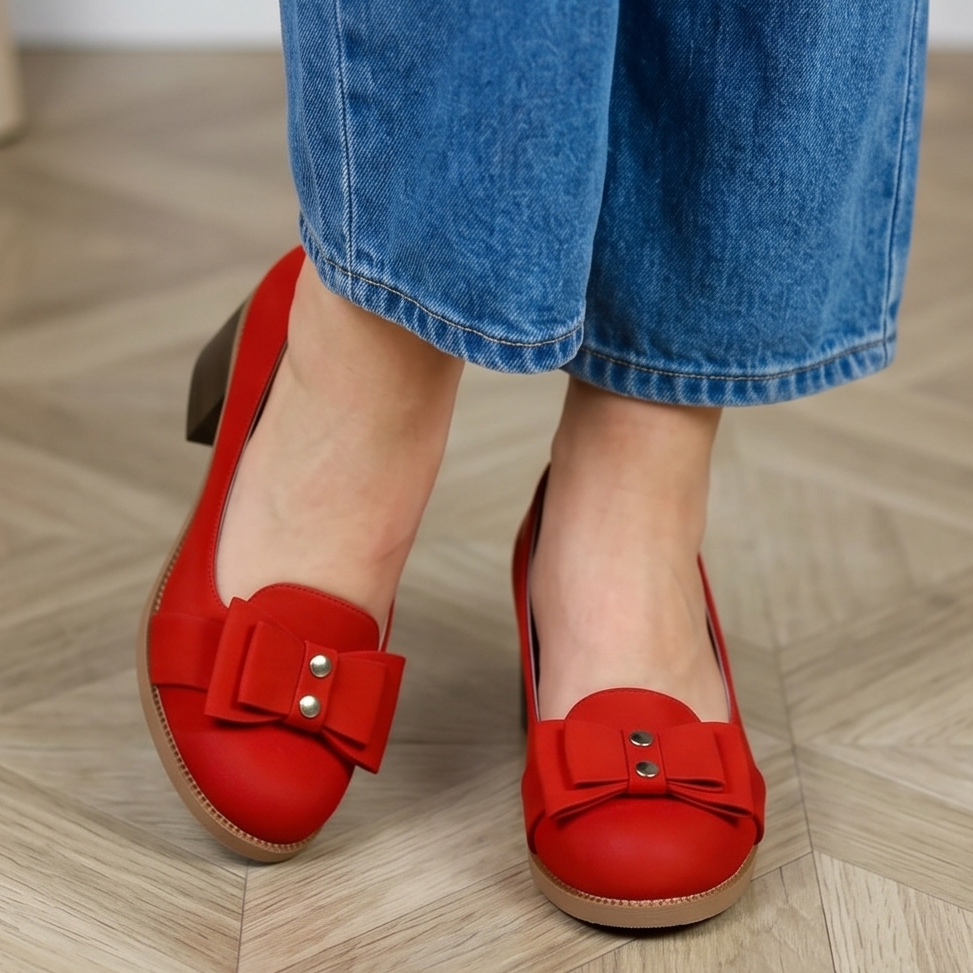 Calzado de cuerina, tacón pequeño y discreto