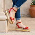 Plataforma Dorada con charol: Estilo que eleva tu altura y tu outfit