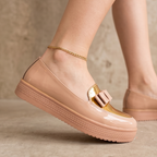 Mocasin de charol con chongo y decorado con charol dorado enfrente