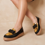 Mocasin de charol con chongo y decorado con charol dorado enfrente