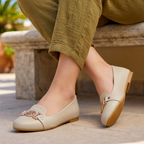 Zapatos Cerrados con Toque Brillante: Elegancia Clásica en Cada Paso