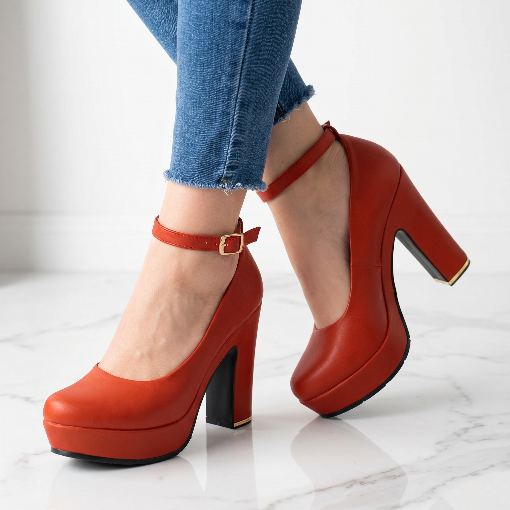 Calzado para dama de cuerina, estilo de tacon cuadrado. Estilo casual cerrado