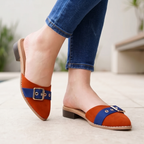 Zapato de gamuza en colores combinados con azul. Sandalia de meter