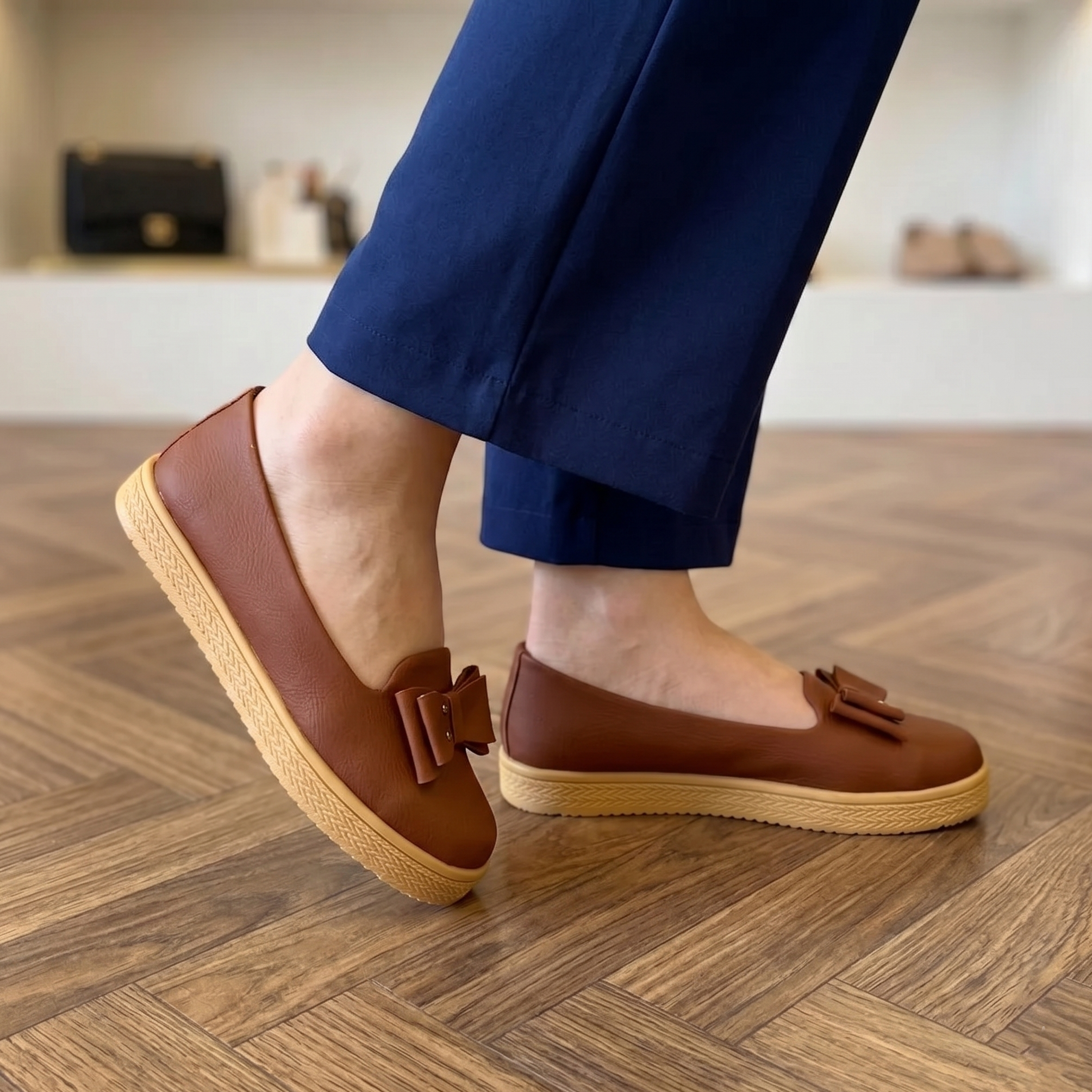 Zapato cerrado con un chongo enfrente, suela beige