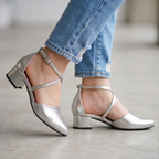 Calzado femenino con tacon pequeño, dorado o plateado