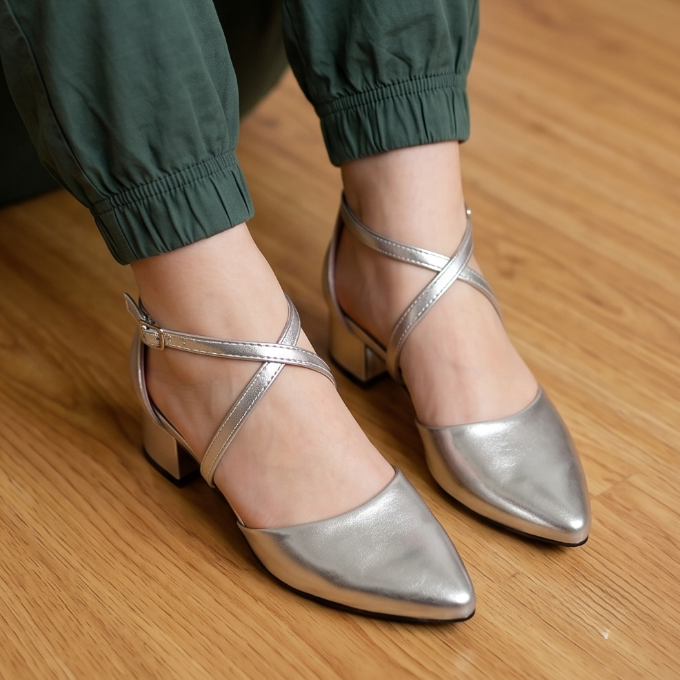 Calzado femenino con tacon pequeño, dorado o plateado