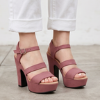Zapato diseñado con tres fajas paralelas, hecho de gamuza