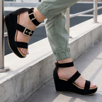 Sandalias medianas, hechas de gamuza, con tres fajas