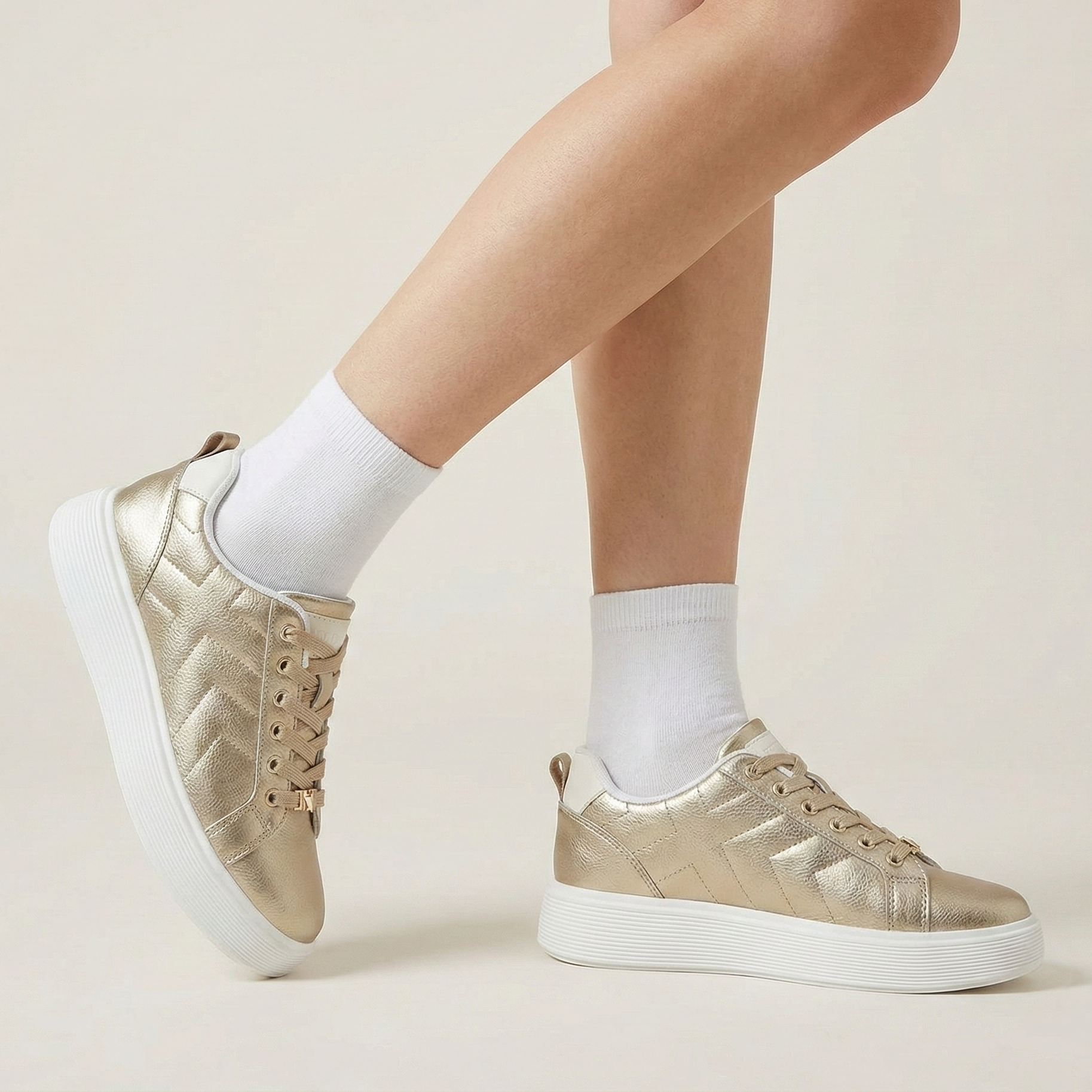 Sneaker Galaxy: Plataforma Chunky & Acabado Metálico