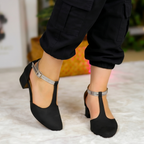 Sutileza y Carácter: Zapatos con Tacón Bajo y Correa Elegante