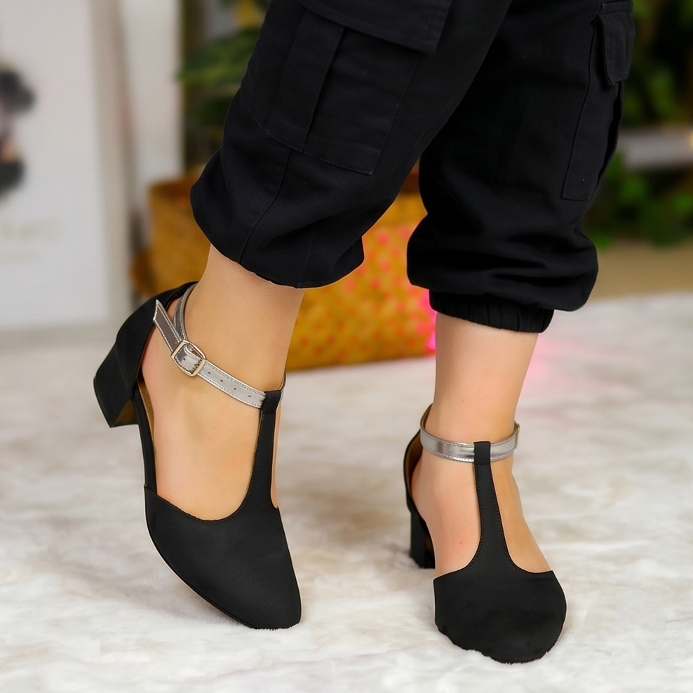 Sutileza y Carácter: Zapatos con Tacón Bajo y Correa Elegante
